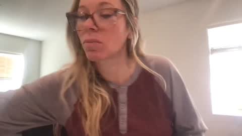 Snapshot of texas_blonde chatting on 11-22-25, 03:44 Daphne Summers online show from 11-22-25, 03:44