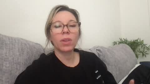 Snapshot of texas_blonde chatting on 11-23-25, 04:18 Daphne Summers online show from 11-23-25, 04:18