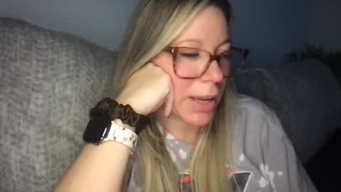 Snapshot of texas_blonde chatting on 11-24-25, 04:34 Daphne Summers online show from 11-24-25, 04:34