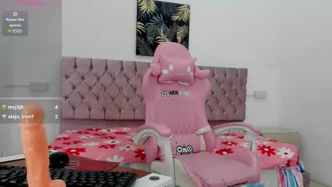 Snapshot of thalia_ssmith chatting on 02-18-26, 08:49 thalia online show from 02-18-26, 08:49