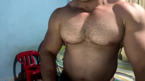 Snapshot of the_beastmuscle chatting on 03-08-25, 03:28 beast online show from 03-08-25, 03:28
