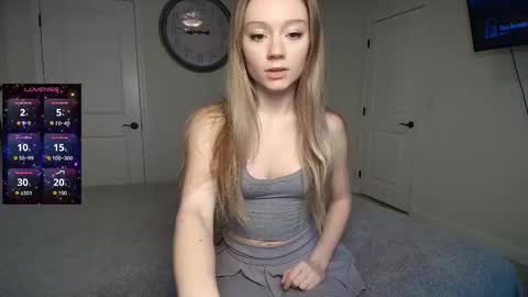 Snapshot of the_hotties chatting on 11-17-25, 08:03 the_hotties online show from 11-17-25, 08:03