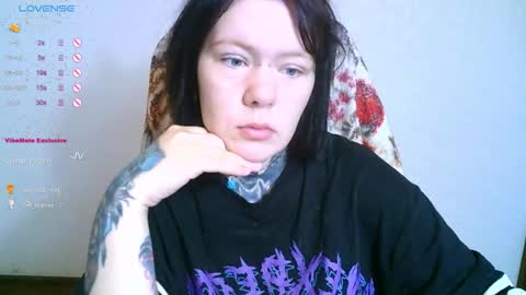 Snapshot of the_ice_owl chatting on 10-10-25, 04:00 the_ice_owl online show from 10-10-25, 04:00