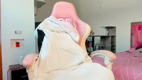 Snapshot of the_queen_aleja chatting on 12-20-25, 03:52 IGAleja queen1 online show from 12-20-25, 03:52