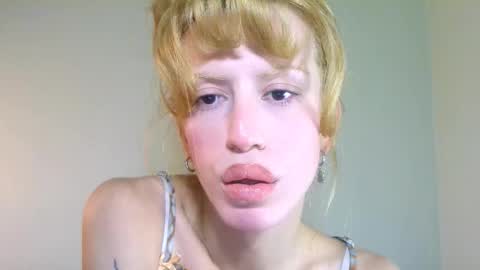 Snapshot of thedollxxxperience chatting on 09-26-25, 05:39 Yolanda online show from 09-26-25, 05:39