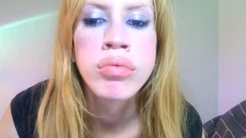 Snapshot of thedollxxxperience chatting on 10-17-25, 08:11 Yolanda online show from 10-17-25, 08:11