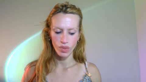 Snapshot of thedollxxxperience chatting on 10-18-25, 08:42 Yolanda online show from 10-18-25, 08:42