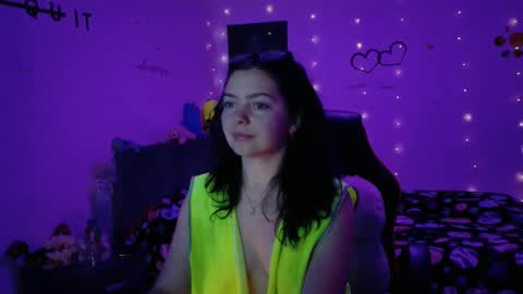 Snapshot of thefarmergirl chatting on 11-03-25, 04:25 TheFarmergirl online show from 11-03-25, 04:25