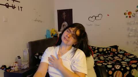 Snapshot of thefarmergirl chatting on 11-17-25, 05:30 TheFarmergirl online show from 11-17-25, 05:30