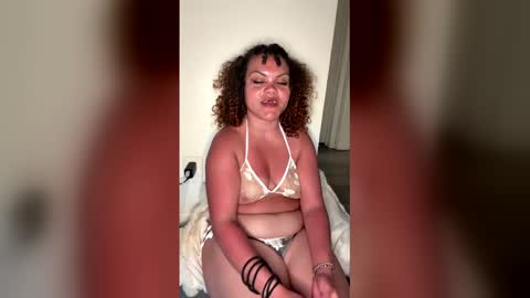 Snapshot of thegialana chatting on 03-10-26, 02:27 thegialana online show from 03-10-26, 02:27