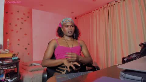 Snapshot of thegoldenbitch chatting on 05-30-26, 01:25 Goldie online show from 05-30-26, 01:25