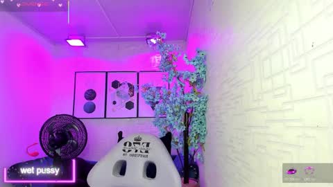 Snapshot of theia_moon_ chatting on 11-04-25, 12:37 Theia online show from 11-04-25, 12:37