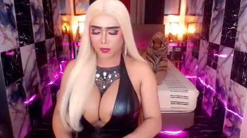 Snapshot of thelastdestroyerxx chatting on 11-22-25, 07:13 Paula online show from 11-22-25, 07:13