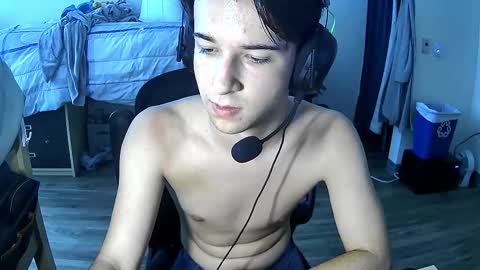 Snapshot of thelonglouie chatting on 09-21-25, 05:03 Louie online show from 09-21-25, 05:03