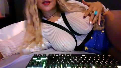 Snapshot of thepeachprincess chatting on 11-10-25, 05:56 the peach princess online show from 11-10-25, 05:56