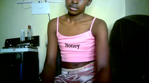 Snapshot of therry_heart chatting on 05-24-26, 05:01 hearty online show from 05-24-26, 05:01