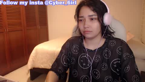 Snapshot of thetalkingbutt chatting on 11-02-25, 01:19 Mai online show from 11-02-25, 01:19