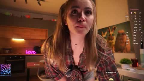 Snapshot of thetimeshavecome chatting on 10-06-25, 04:37 Mia online show from 10-06-25, 04:37