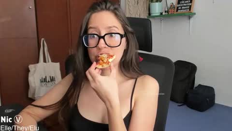 Nicole online show from 11-25-25, 01:55