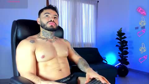 Snapshot of thiagoferrari1 chatting on 11-25-25, 10:43 thiago online show from 11-25-25, 10:43