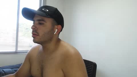 Snapshot of thiagohot_xx chatting on 10-29-25, 08:10 Thiago online show from 10-29-25, 08:10