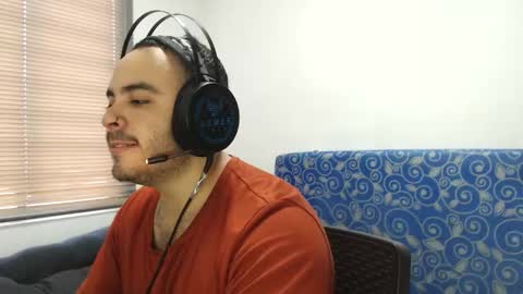 Snapshot of thiagohot_xx chatting on 12-18-25, 07:09 Thiago online show from 12-18-25, 07:09