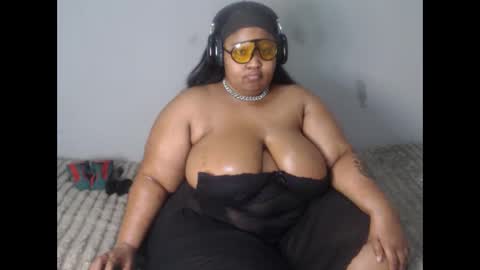 Snapshot of thickassmamie26 chatting on 05-30-26, 08:11 thickassmamie26 online show from 05-30-26, 08:11
