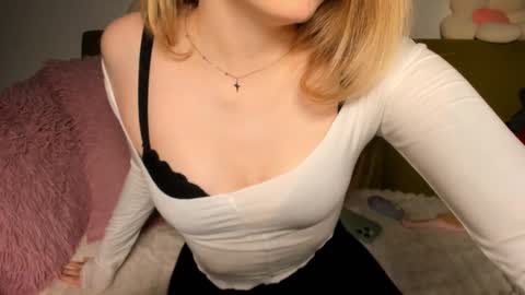 Amelia  shows on mondays fridays and sundays  if anything changes im giving updates on my fansly  online show from 02-03-25, 03:49