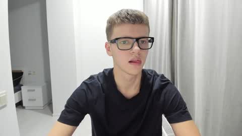 Snapshot of thomas_shelbivip chatting on 12-11-24, 04:28 Tomas online show from 12-11-24, 04:28