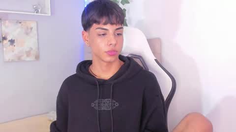 Snapshot of thomas_wild chatting on 09-11-25, 04:34 Thomas online show from 09-11-25, 04:34