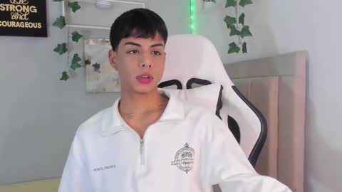 Snapshot of thomas_wild chatting on 09-12-25, 07:52 Thomas online show from 09-12-25, 07:52