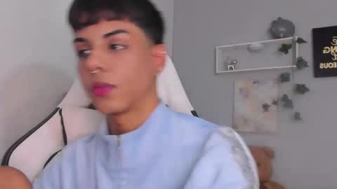 Snapshot of thomas_wild chatting on 11-15-25, 03:26 Thomas online show from 11-15-25, 03:26