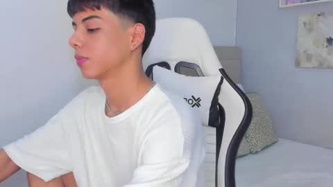 Snapshot of thomas_wild chatting on 02-05-26, 06:29 Thomas online show from 02-05-26, 06:29