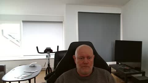 Snapshot of thomash32 chatting on 10-15-25, 02:50 thomash32 online show from 10-15-25, 02:50