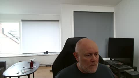 thomash32 online show from 10-26-25, 09:48