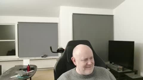 thomash32 online show from 11-09-25, 09:35