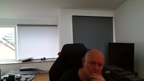 thomash32 online show from 11-29-25, 12:41