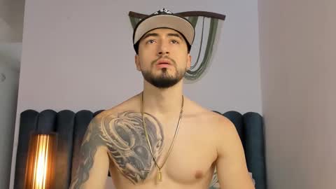 Snapshot of thomasmarzo1 chatting on 10-28-25, 04:09 sweetfit boy online show from 10-28-25, 04:09