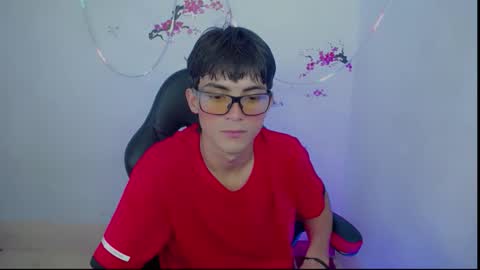 Snapshot of thommy_cute chatting on 11-19-25, 01:27 Thomas online show from 11-19-25, 01:27