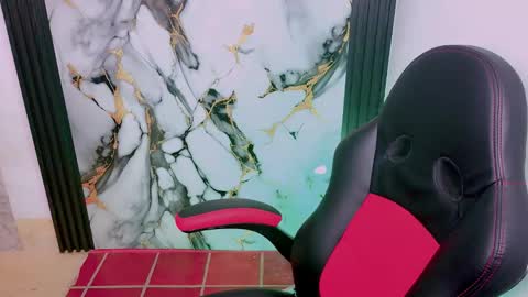 Snapshot of thommy_cute chatting on 12-18-25, 09:54 Thomas online show from 12-18-25, 09:54