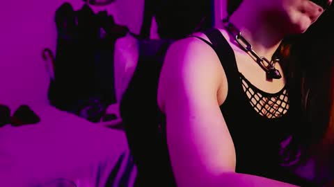 Snapshot of thornedrosets chatting on 12-14-25, 11:37 Mar online show from 12-14-25, 11:37