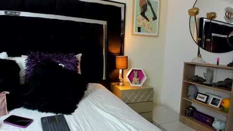 Snapshot of thriana_moon chatting on 06-11-26, 02:53 thriana online show from 06-11-26, 02:53