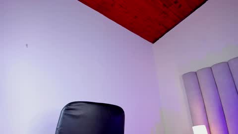 Snapshot of tiana_cinnamon chatting on 12-17-24, 09:17 TIANA online show from 12-17-24, 09:17