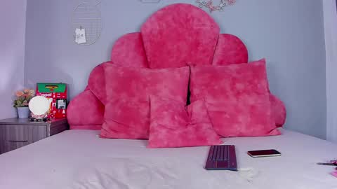 Snapshot of tiana_cinnamon chatting on 12-24-24, 04:11 TIANA online show from 12-24-24, 04:11