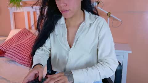 Snapshot of tiana_cinnamon chatting on 09-25-25, 07:39 TIANA online show from 09-25-25, 07:39