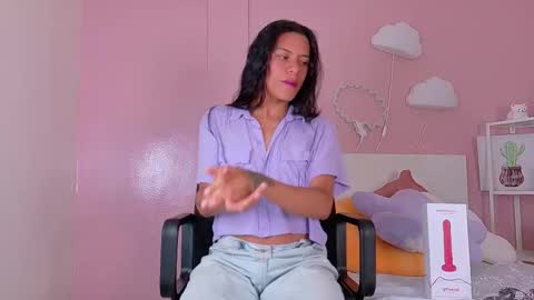 Snapshot of tiana_cinnamon chatting on 10-11-25, 08:07 TIANA online show from 10-11-25, 08:07