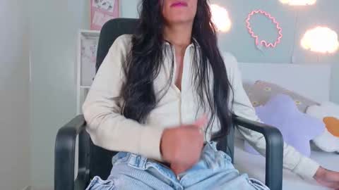 Snapshot of tiana_cinnamon chatting on 10-16-25, 09:16 TIANA online show from 10-16-25, 09:16