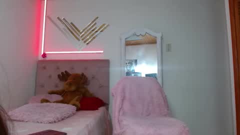 Snapshot of tifanny_squirt chatting on 02-27-26, 04:01 Tifanny online show from 02-27-26, 04:01