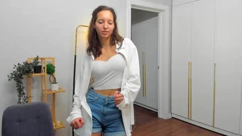 Snapshot of tifanykontos chatting on 11-06-25, 11:04 Emily online show from 11-06-25, 11:04