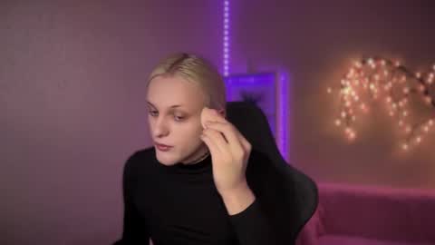 Snapshot of tiffany2005 chatting on 11-03-25, 08:59 Amira online show from 11-03-25, 08:59